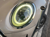●LEDヘッドライト:夜間走行時も良好な視界を確保し安心して運転できる高輝度LEDヘッドライトを装備!点灯速度が早く、消費電力も抑えられています。