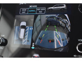 トップビュー:4つのカメラの画像を合成して自車を上からみたような映像を表示し、発進時や駐車時等の車両周囲の状況をサポート。また同時にフロント/サイド/リヤ画面や後退時ブレーキアシスト検知画面も表示可能