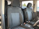運転席は座り心地を重視した設計。長距離運転でも疲れにくい空間です。落ち着いた色調のシートも魅力です。