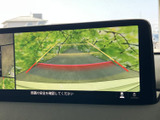 バックモニターで後方の状況を確認できます。狭い道や駐車場での運転をサポートし、安全性を高めます。運転に自信がない方にもおすすめです。