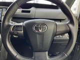 握りやすいステアリングは、運転操作をスムーズに。操作性にも優れ、快適なドライビングをサポートします。上質な素材感も魅力です。