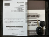 スマートキーは鍵をバッグに入れたままでもドアロックの開閉やエンジンのON・OFFができます。夜間や雨の日も鍵を探さなくて良いので便利です。