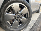 ●純正アルミホイール:輸入車ならではの卓越した走りを支えるホイールと足回りです!日本車の走りに慣れている方にもぜひ体感して頂きたいほど、高いレベルでまとまっています!