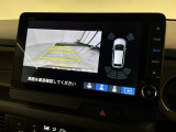 リバースギアに入れるだけで後方の表示へ切り替わります。夜間や雨の日の駐車も楽になりますよ。