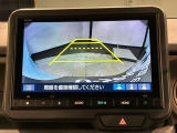 リバースギアに入れるだけで後方の表示へ切り替わります。夜間や雨の日の駐車も楽になりますよ。