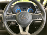 握りやすいステアリングで、快適な運転操作を実現。操作しやすい位置に配置されたスイッチ類で、利便性を高めています。安全運転をサポート。