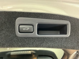【電動リアゲート】荷物を抱えた状態でもリアゲートの開閉が可能です。お買い物やアウトドアにも役立ちます!