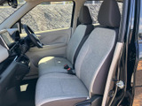 落ち着いた空間で、快適なドライブを。運転に集中できる機能的なデザインと、上質な素材が、あなたを包み込みます。