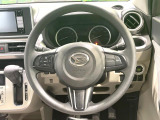 インテリアに合わせたデザインのステアリングは、運転される方のことも考え、運転しやすい形状、大きさです。是非一度、実際に触ってお確かめください。