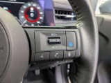 高速道路での運転をサポートするプロパイロット機能の操作スイッチ。ボタンひとつで車間距離保持や車線中央維持をアシストし、長距離ドライブの負担を大幅に軽減します