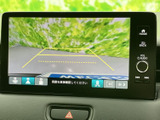 リバース時の安全性を高めるモニターが搭載されています。駐車時の不安を軽減し、スムーズな機動をサポートします。