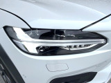 【LEDヘッドライト】ハイビームを先行車や対向車にあてず、その両サイドではハイビーム照射を維持。見える範囲が段違いに広くなりました。北欧神話に登場するトールハンマーをモチーフにデザイン。