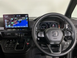 【ハンドル】運転にかかわる様々な操作を安全に行えるように視点移動が少なく操作性に配慮されたスイッチ類が凝縮されたコックピットです。