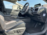 広々とした室内空間は、ドライバーも同乗者もリラックスして過ごせます。運転席からの視界も広く、運転操作もスムーズに行えます。