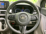 握りやすいステアリングは、運転操作をスムーズにします。オーディオや電話の操作もステアリングから可能で、安全運転をサポート。