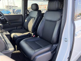 ドライバーシートは、体全体を包み込むような座り心地。長時間の運転でも疲れにくい設計です。