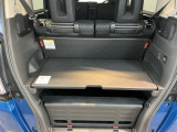 2段でも積める便利な荷室。備え付けのボードを使えば上下で積みわけができて便利です。