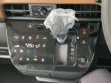 快適な車内空間を提供するオートエアコンを装備。設定温度に合わせて風量や吹き出し口を自動調整し、一年中快適なドライブをお楽しみいただけます。直感的な操作性も魅力です。