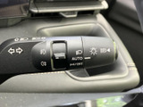 操作しやすい位置に配置されたウインカーレバー。スムーズな操作で、安全な車線変更をサポートします。確実な操作感も魅力です。