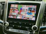 停車中に楽しめるTV機能。待ち時間や休憩時間に、ニュースや番組をチェックできます。快適な車内空間を演出し、移動時間を有効活用できます。
