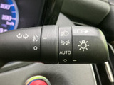 操作しやすいウインカーレバーは、安全な車線変更をサポートします。スムーズな操作感で、運転の負担を軽減します。