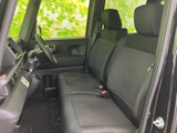 洗練された内装が印象的。運転に必要な情報が視認しやすく、安全運転をサポートします。快適なドライブをお楽しみください。