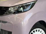 【LEDヘッドライト】悪天候や夜間走行時も良好な視界を確保し安心して運転できる高輝度LEDヘッドライトを装備!点灯速度が早く、消費電力も抑えられています。