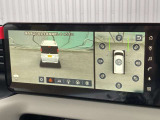 上空から見下ろしているような映像で駐車をサポート。周囲の移動物を検知してドライバーに知らせる安心の安全機能です。