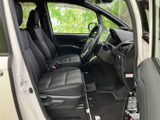 運転席からの視界は広く、運転操作もスムーズに行えます。座り心地の良いシートで、長距離運転も快適に過ごせます。落ち着いた空間です。