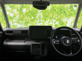 広々とした室内空間で快適なドライブを。運転席からの視界も広く、運転操作もスムーズに行えます。