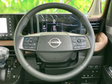 握りやすく操作性の良いステアリング。各種操作スイッチを配置し、運転中でも直感的に操作できます。快適なドライビングを実現します。