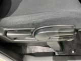 シートハイトアジャスターが付いているので運転姿勢を調整するのに便利ですね。身長に合ったシートポジションは安全運転や疲労軽減にもつながります。