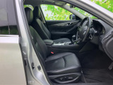 運転席からの視界は広く、前方確認がしやすいです。シートの座り心地も良く、長距離ドライブでも疲れにくいでしょう。快適な空間が広がります。