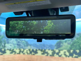 【スマートリヤビューミラー】後席の大きな荷物や同乗者で後方が確認しづらい時でも安心!カメラが撮影した車両後方の映像をルームミラー内に表示。クリアな視界で状況の確認が可能です!