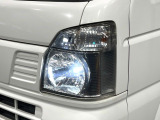 【LEDヘッドライト】悪天候や夜間走行時も良好な視界を確保し安心して運転できる高輝度LEDヘッドライトを装備!点灯速度が早く、消費電力も抑えられています。