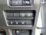 アイドリングストップ。停車時にブレーキを踏むだけでエンジンがストップ。さらに、発進時にはブレーキから足を離すだけでエンジンを始動します燃費を向上させます。ON/OFFスイッチにより切り替える事も可能です。