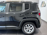 ホイールアーチが台形なのはJeepのみのデザインになり、ここを見てもJeepとすぐ分かります