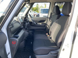 運転しやすい運転席周りのデザイン。視界も広く、操作性にも優れています。快適なドライブをサポートする空間です。