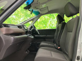 見やすいメーター類と操作しやすいスイッチ類が配置され、運転に集中できます。日常使いにも便利な空間です。