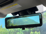 【スマートリヤビューミラー】後席の大きな荷物や同乗者で後方が確認しづらい時でも安心!カメラが撮影した車両後方の映像をルームミラー内に表示。クリアな視界で状況の確認が可能です!