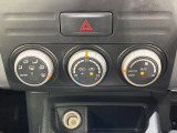 【オートエアコン】一度お好みの温度に設定すれば、車内の温度を検知し風量や温度を自動で調整。暑い&hellip;寒い&hellip;と何度もスイッチ操作をする必要はありません。快適な車内空間には必須の機能ですね♪