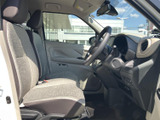 運転席からの視界は広く、運転操作もスムーズに行えます。シートの形状も工夫されており、長時間の運転でも疲れにくいのが特徴です。
