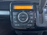 【オートエアコン】一度お好みの温度に設定すれば、車内の温度を検知し風量や温度を自動で調整。暑い&hellip;寒い&hellip;と何度もスイッチ操作をする必要はありません。快適な車内空間には必須の機能ですね♪