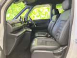 運転席からの眺めは良好。広々とした視界と快適なシートが、ドライバーをサポートします。操作性にも優れた設計です。