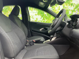 運転席からの視界は良好で、操作性も抜群。シートの形状も工夫されており、長時間のドライブでも疲れにくい設計です。快適なカーライフをサポートします。