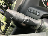 雨天時でもクリアな視界を確保できるワイパーレバー。運転状況に合わせて、最適なワイピングを実現します。