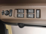 パワーウィンドゥ 運転席ドアスイッチ照明付です。電動格納ミラーも手元でワンモーションで可能です。