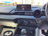 MT車になります。ナビはついておりませんが、ラジオを聴くことができます。
