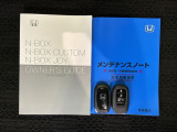スマートキーは鍵をバッグに入れたままでもドアロックの開閉やエンジンのON・OFFができます。夜間や雨の日も鍵を探さなくて良いので便利です。