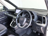 落ち着いた色合いで統一された室内。居心地の良い運転席がロングドライブをサポート。